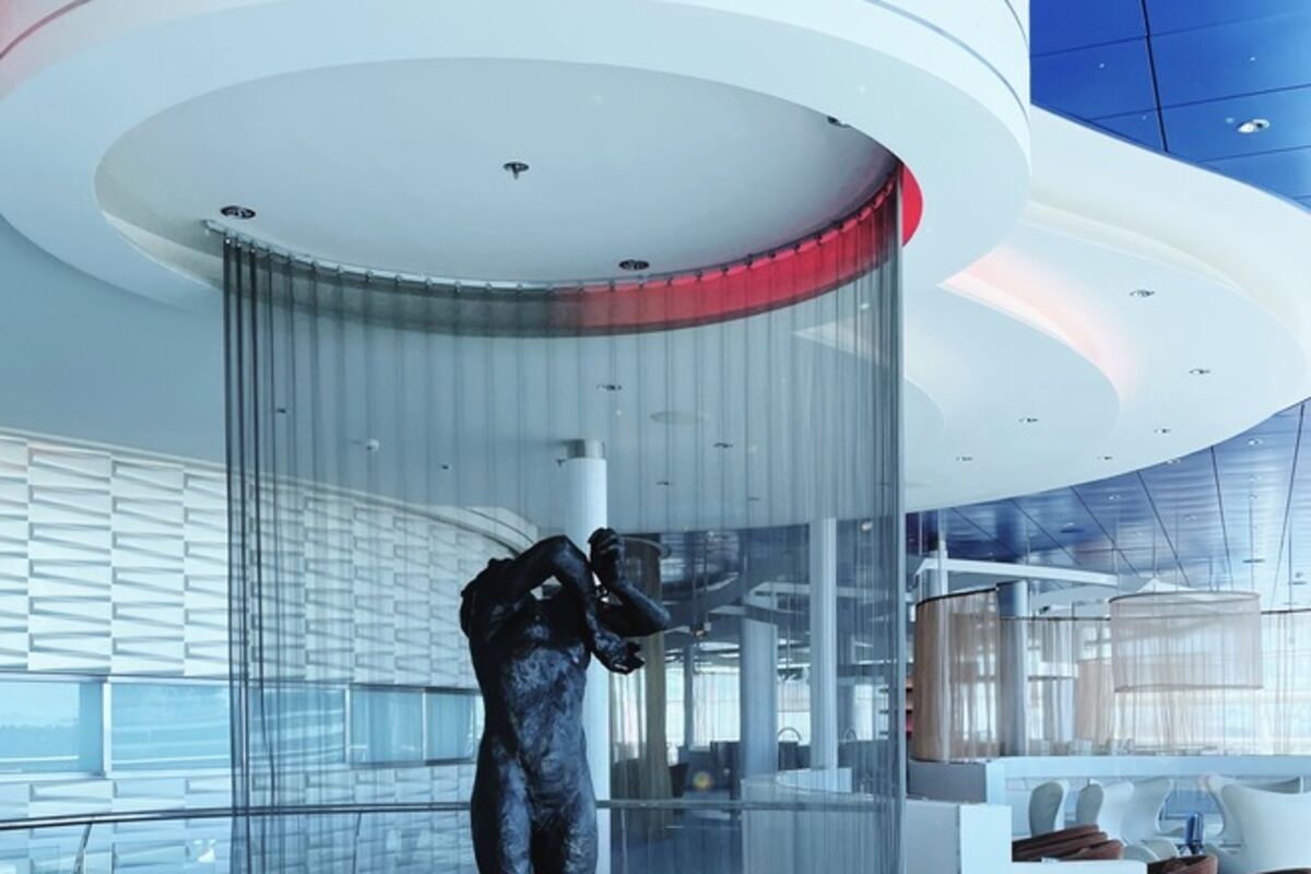 The%20sun%20room%20of%20a%20ship%20with%20large%20scuplture%20in%20the%20middle%2E