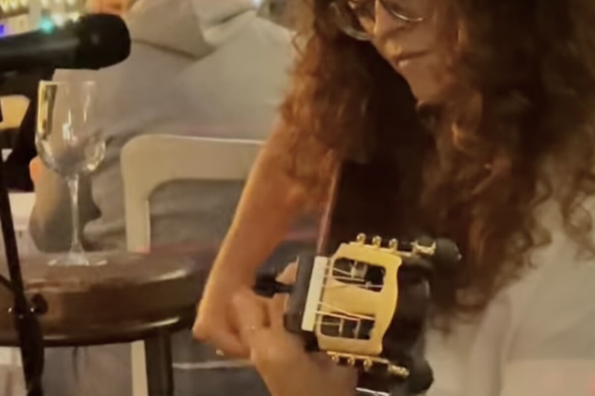 Woman%20playing%20Spanish%20guitar%20music%20at%20Manchego%20Tapas%20Restaurant