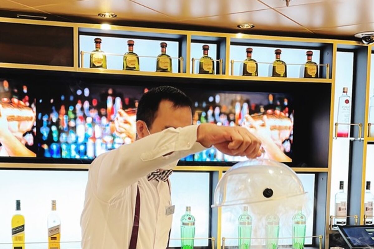 Bartender%20makes%20a%20smoked%20whickey%20drink%2E