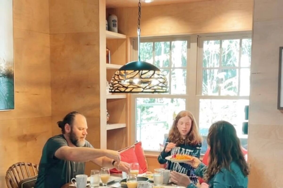 Three%20people%20eating%20breakfast%20at%20a%20table%20inside%20a%20bungalow%20in%20Hawaii%2E