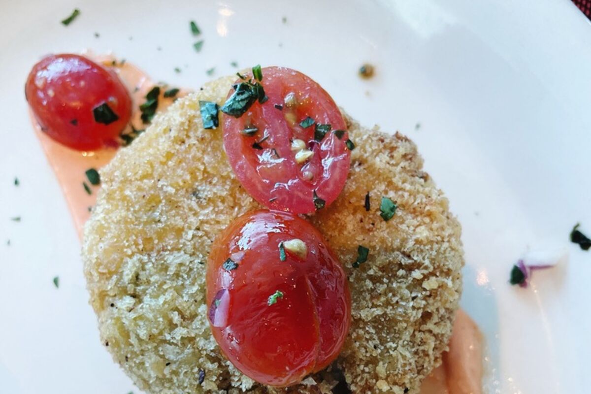 Crab%20cake%20with%20tomatoes%20and%20sauce%2E