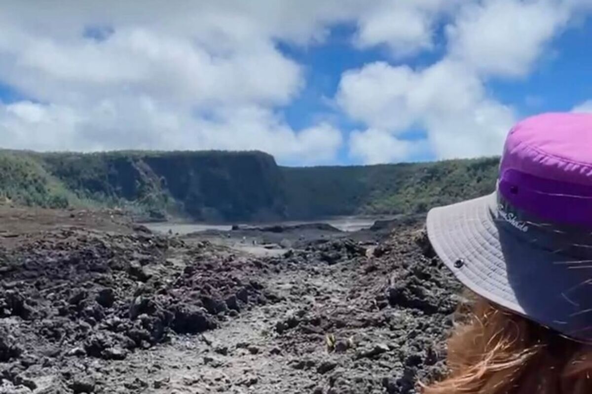A%20girl%20looking%20back%20to%20a%20giant%20caldera%20of%20hardened%20lava%20in%20Hawaii%2E