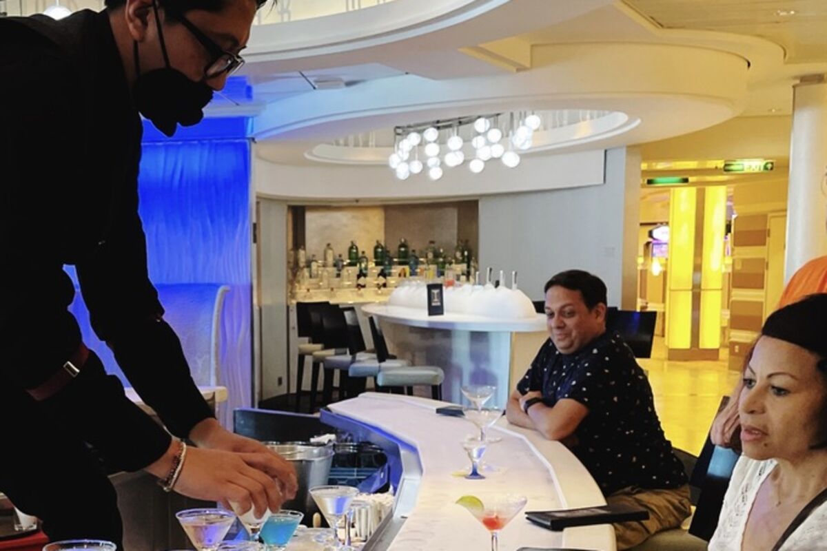 Bartender%20making%20drinks%2E