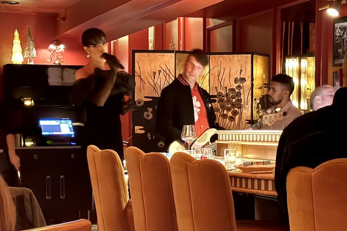 A%20view%20of%20the%20bar%20in%20The%20Georgian%20Room%20with%20the%20jazz%20trio%20singing%20near%20the%20bar%2E