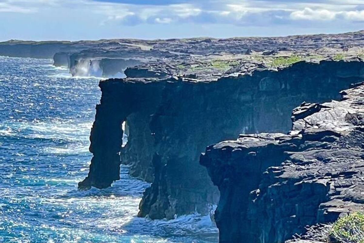 Holei%20sea%20arch%20in%20Hawaii%20with%20crashing%20waves%20and%20rugged%20cliffs%2E