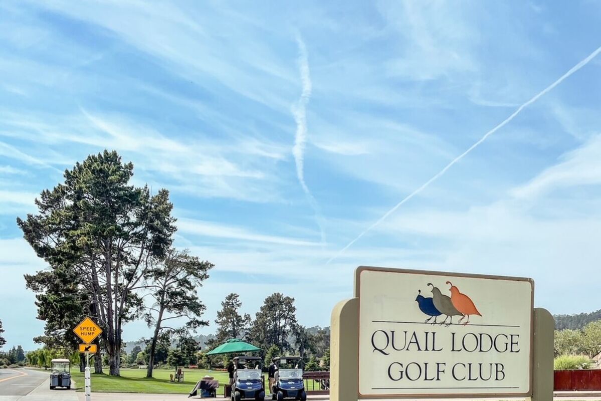 Golf%20course%20sign%20with%20golf%20carts%20in%20background