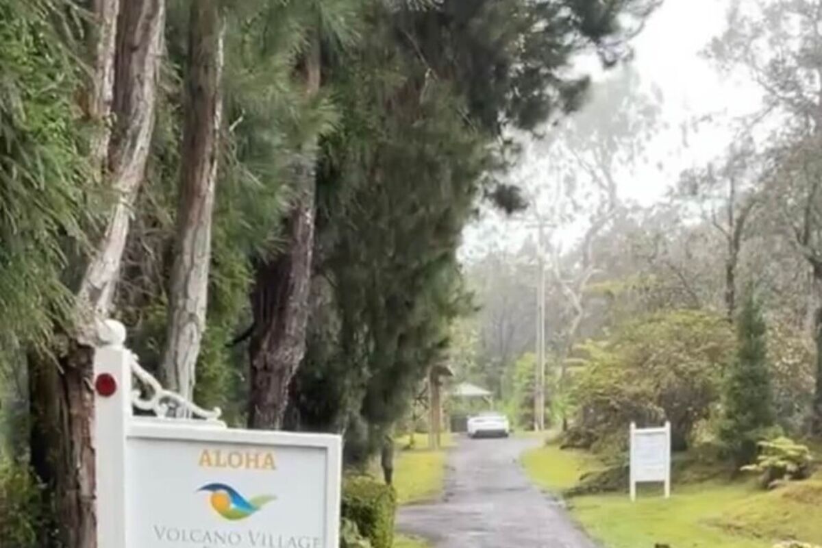 Sign%20for%20hotel%20with%20long%20driveway%20leading%20to%20bungalows%2E